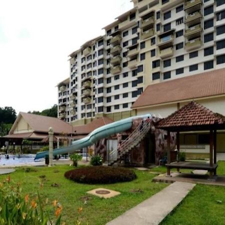 Puteri Beach Resort Петалинг Джая Екстериор снимка